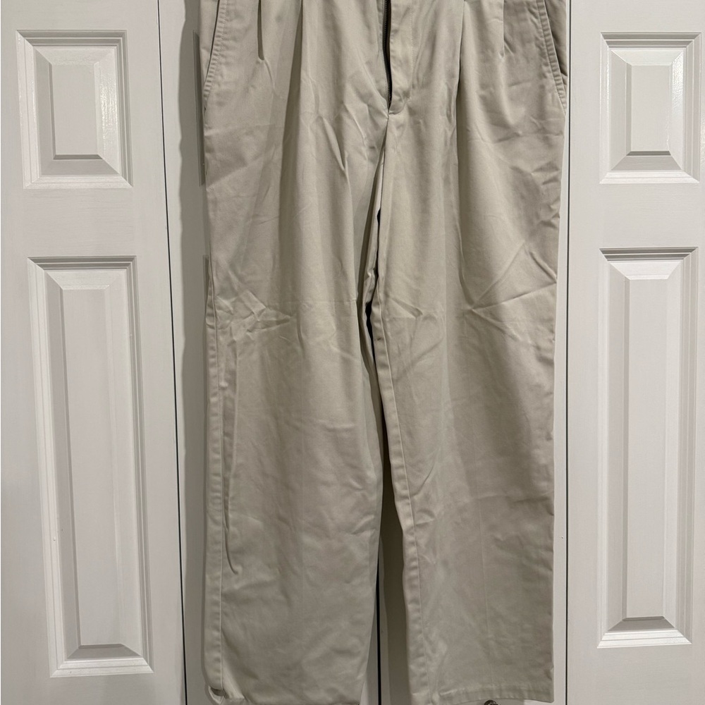 Dockers Men's Light Khaki Chinos